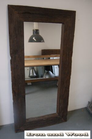 Robuuste spiegel van oud sloophout