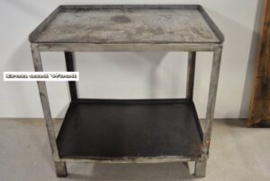 Industriele grijze oude stalen sidetable / werkbank