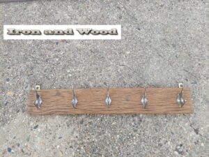 Eiken wagondelen kapstok met 5 zilverkleurige metalen haken afm. 73 x 11 cm