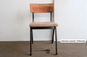 Grijze industriele oude stalen (school) stoel
