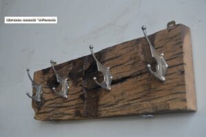 Kapstok van oude eiken wagonplanken met 4 zilverkleurige metalen haken afm. 58 x 17
