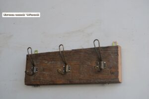 Kapstok van oud eiken wagonplanken met  3 koperkleurige metalen haken afm. 50 x 16 cm