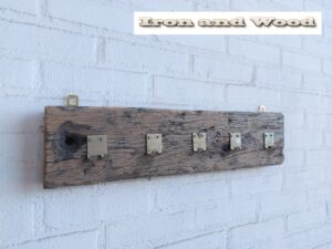 Kapstok van oude eiken wagondelen met 5 metalen haken afm. 62 x 14,5