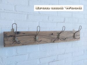 Kapstok van oud eiken wagondelen / wagonplanken met  4 metalen haken afm 86 x 12,5 cm