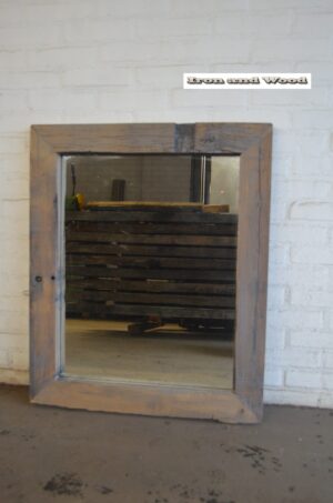 Robuuste grote spiegel van oude wagonplanken/ wagondelen afm. 88 x 72 lijst 9 cm