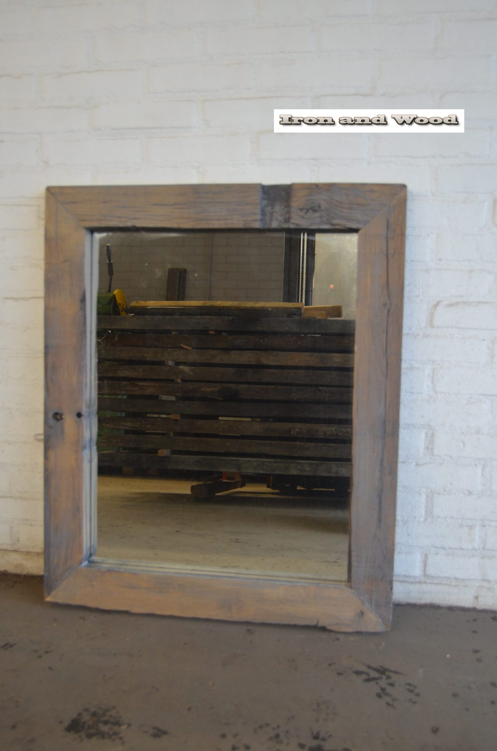 Robuuste grote spiegel van oude wagonplanken/ wagondelen afm. 88 x 72 lijst 9 cm