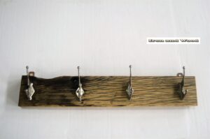 Kapstok van oude eiken wagonplanken met 4 zilverkleurige metalen haken afm. 62 x 10 cm