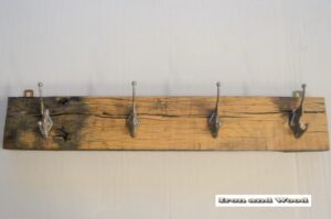 Oud eiken wagonplanken kapstok met 4 zilverkleurige haken afm. 69 x 11,5 cm