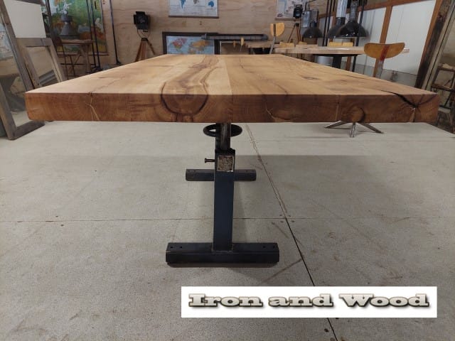 Industriele eettafel met oud verstelbaar onderstel en een blad van rustiek eiken balken - Afbeelding 3