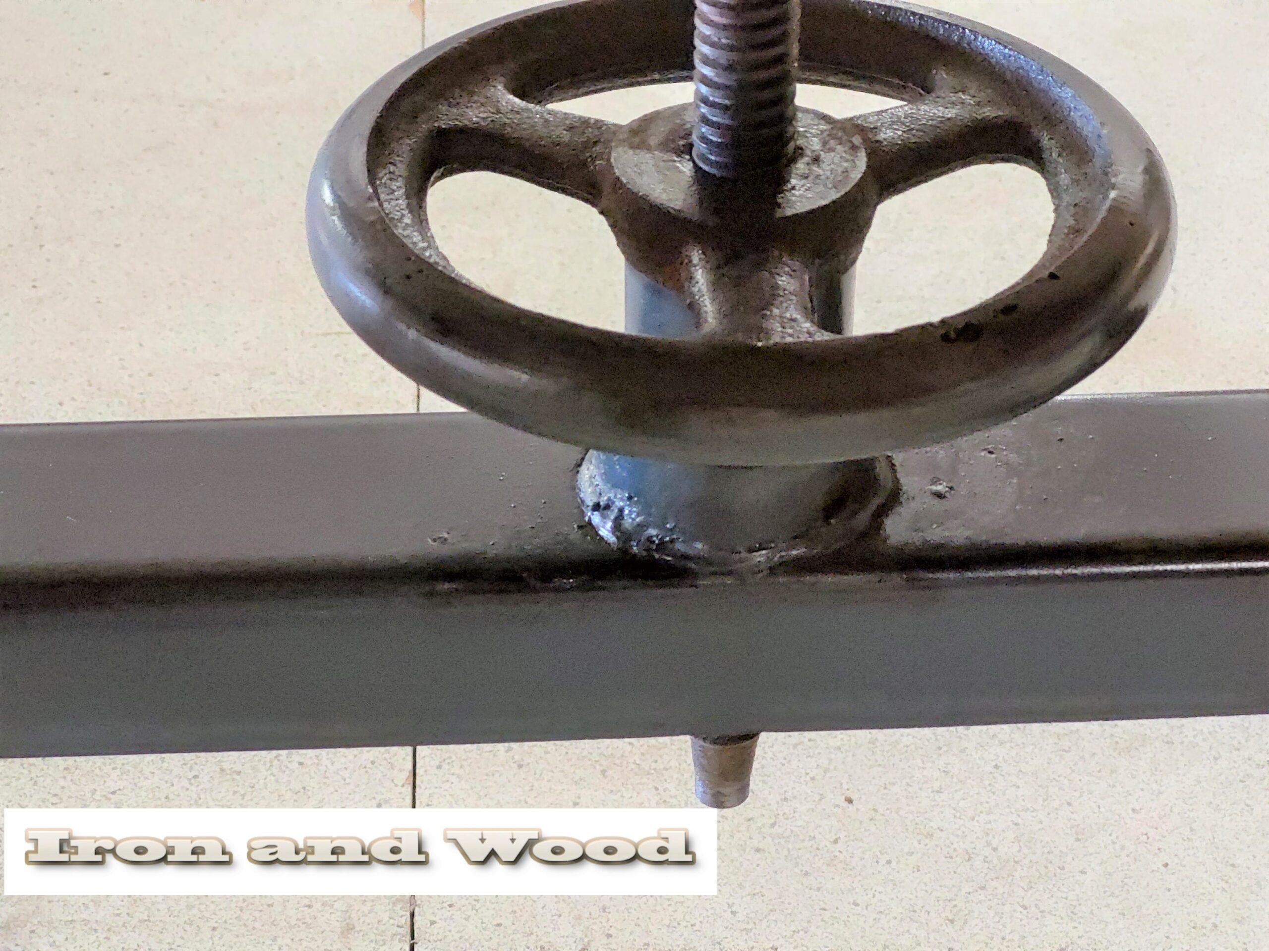 Industriele eettafel met oud verstelbaar onderstel en een blad van rustiek eiken balken - Afbeelding 5