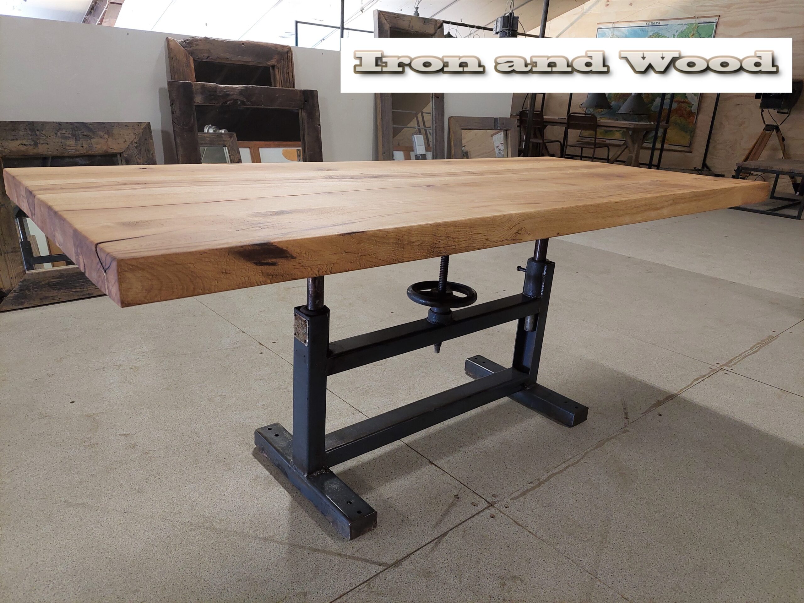 Industriele eettafel met oud verstelbaar onderstel en een blad van rustiek eiken balken