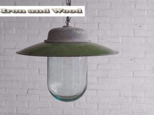 Oude groene emaille lamp met glazen stolp