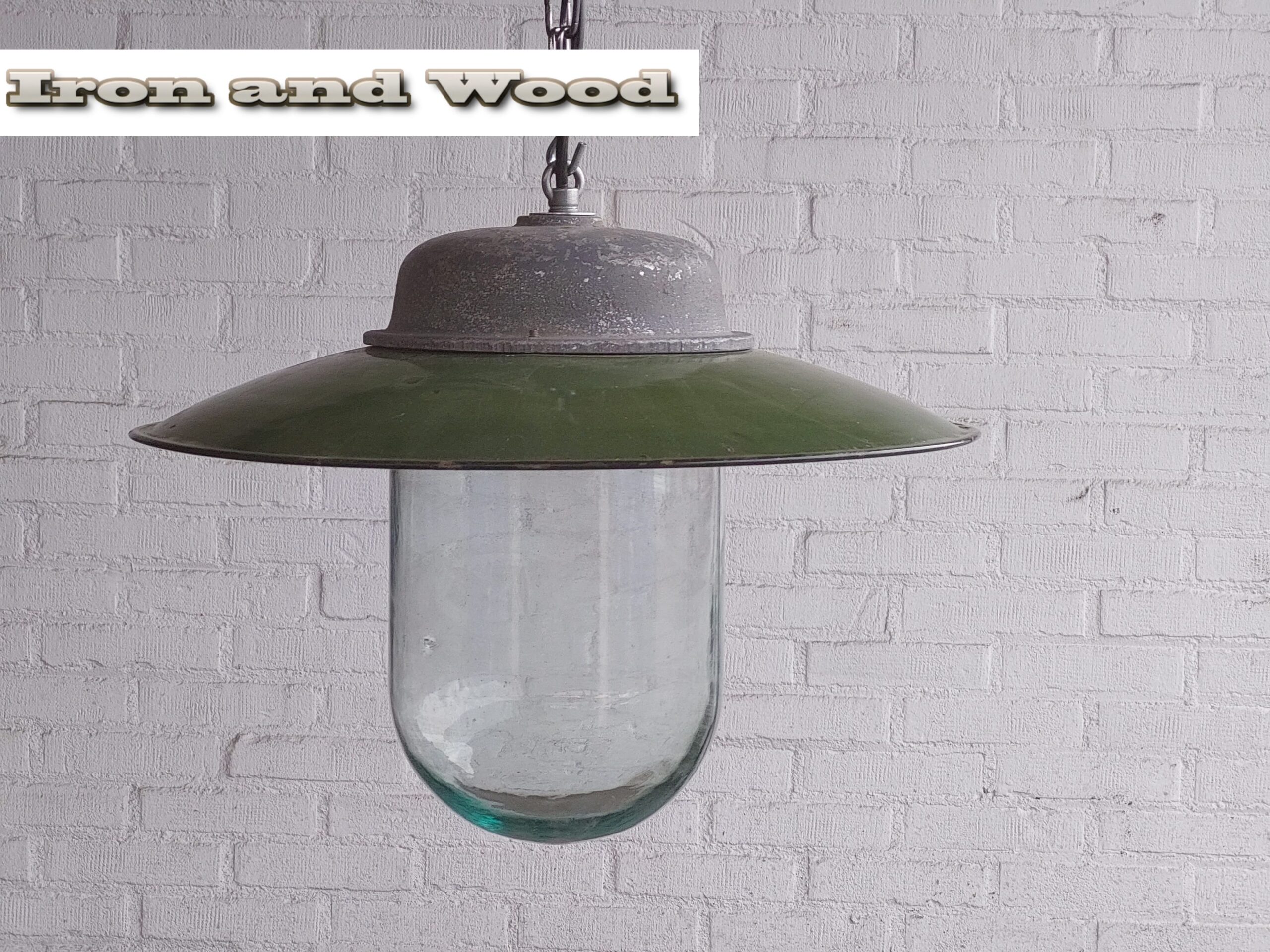 Oude groene emaille lamp met glazen stolp