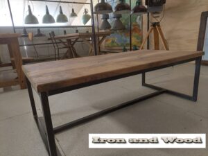 Stalen industriele salontafel met oud eiken wagonplanken blad