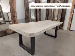 Industriele stalen salontafel met boomstamblad