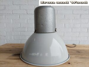 Oude grote wit grijze industriele lamp / fabriekslamp