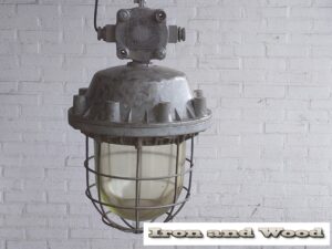 Oude zilvergrijze industriele grote XXL bully's / kooilampen
