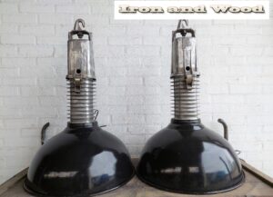 Grote zwarte  industriële oude Philips lamp / fabriekslamp