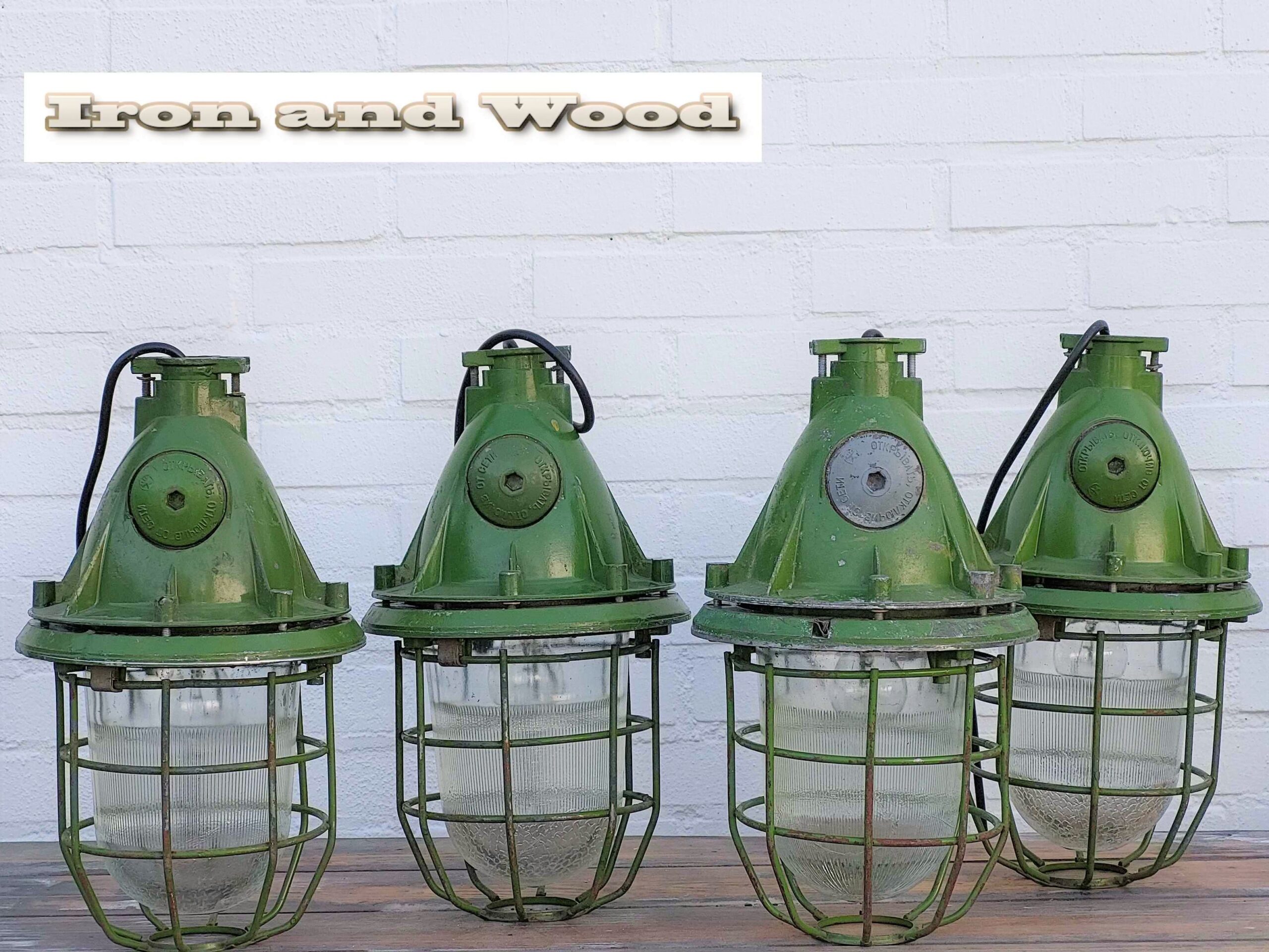 Oude industriele felgroene vintage bully's / kooilampen