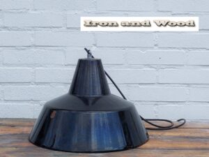 Kleine oude zwarte emaille lamp