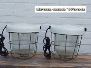 Oude industriele witte vintage bully's / kooilampen