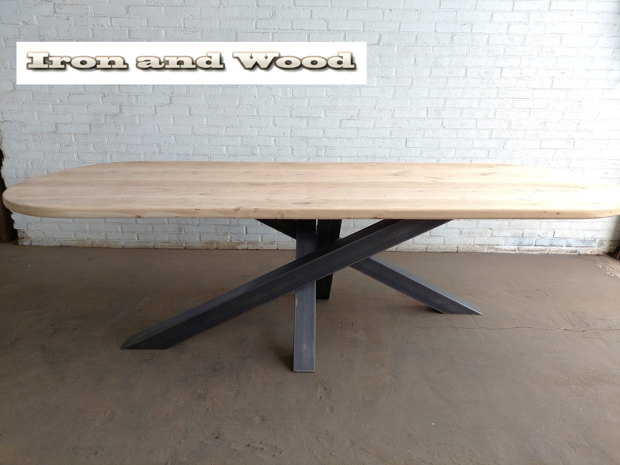 Industriele plat ovale eettafel "Marseille" met matrix twist poot