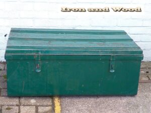 Stalen industriele oude grote groene kist / dekenkist afm 87 x 49 x 35