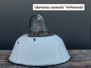 Oude witte emaille lamp met smeedijzeren bovenzijde