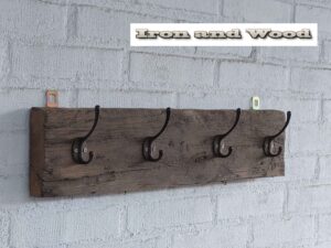 Kapstok van oude eiken wagonplanken met 4 zwarte haken 58 x 13 cm