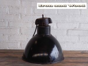 Zwarte vintage emaille oude lamp