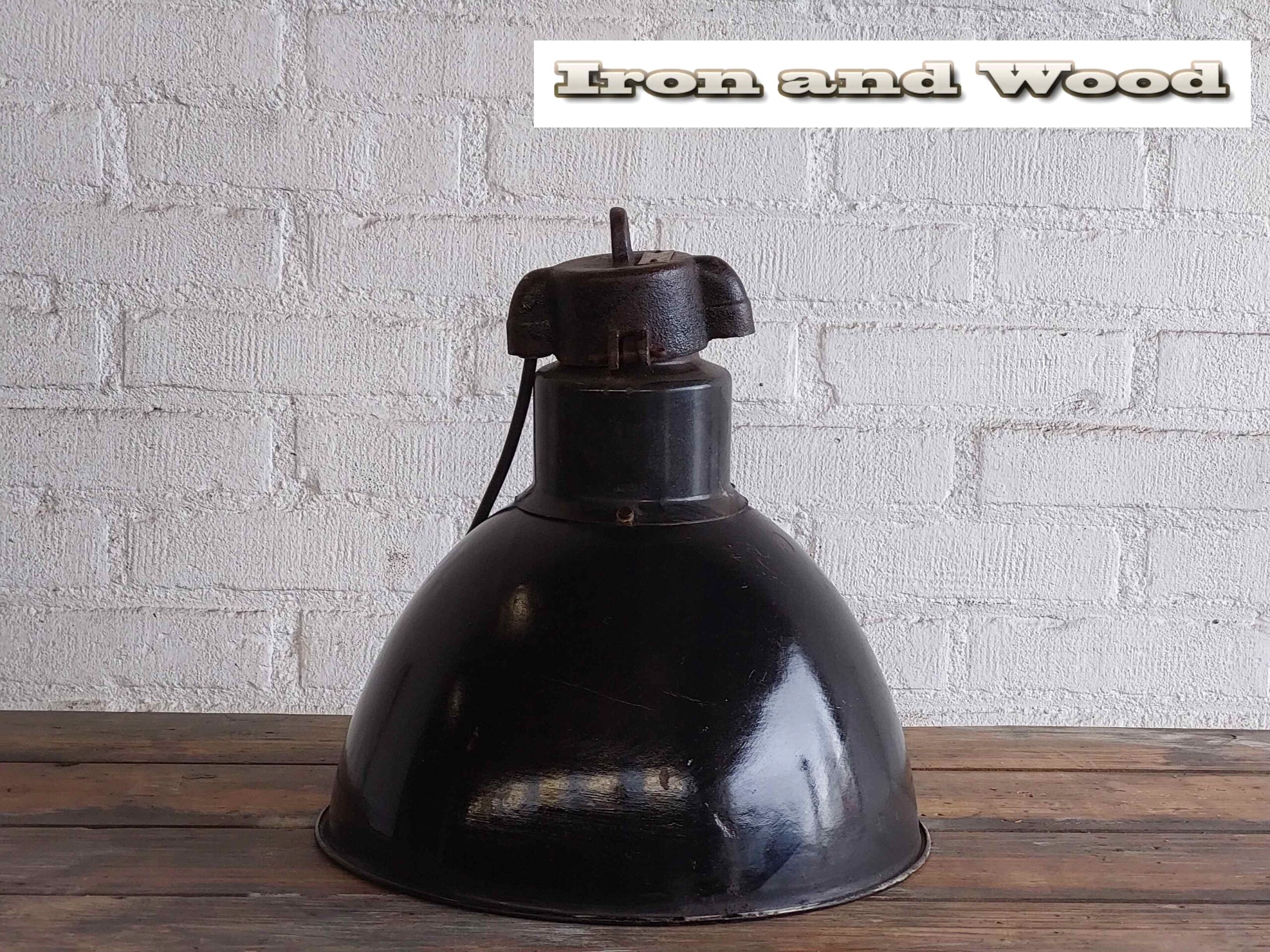 Zwarte vintage emaille oude lamp