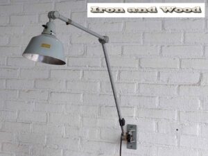 Oude industriele grijze Midgard wandlamp