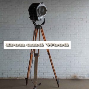 Grote industriele oude fernsehen DDR spot op oud houten statief