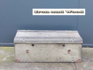 Vintage groen/ grijze oude hutkoffer / kist afm. 69 x 35 x 27 cm