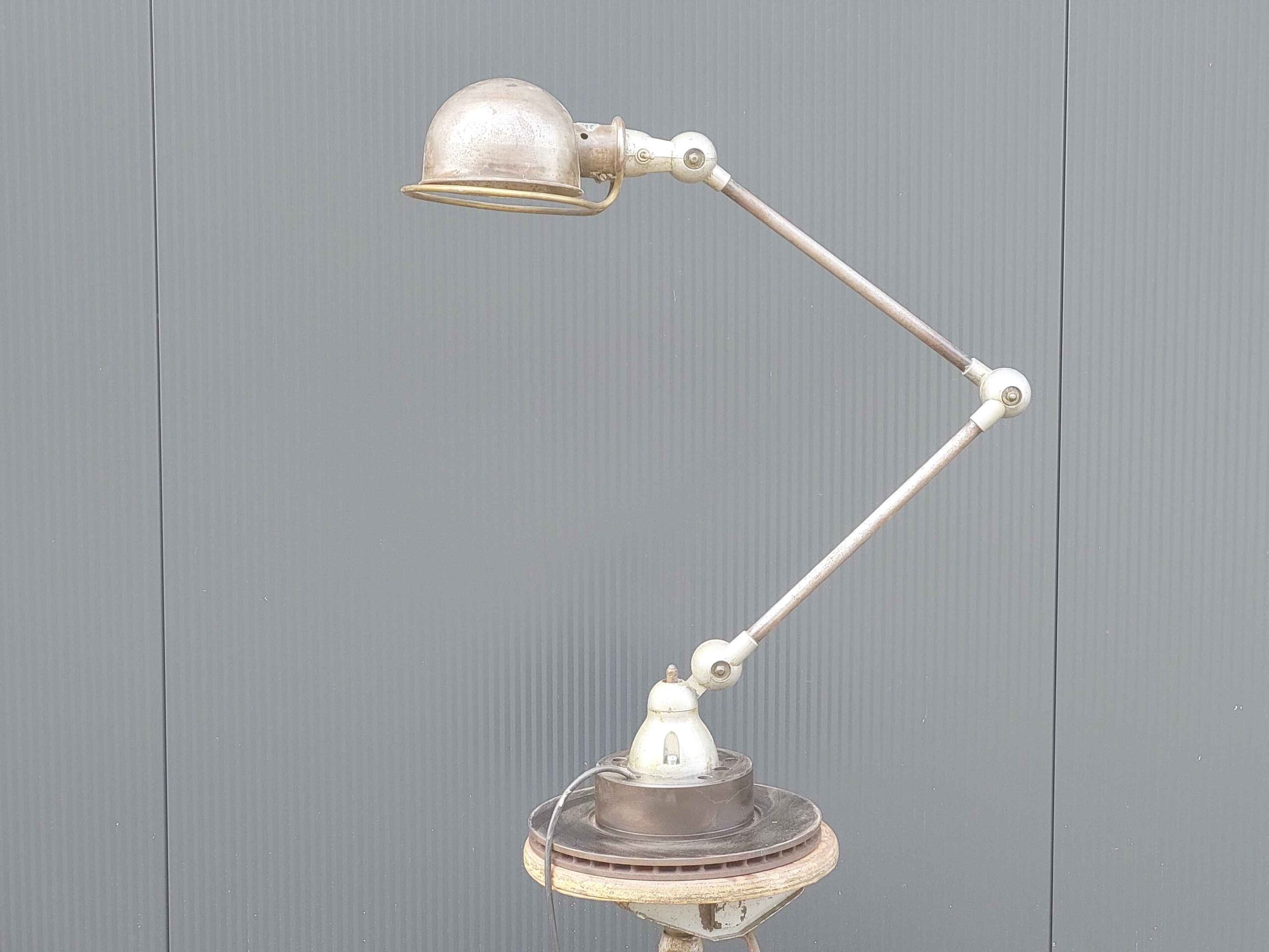 Groen/grijze oude vintage industriele 2 arm Jielde lamp