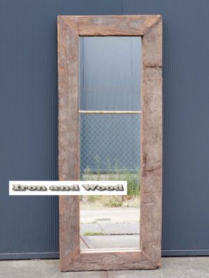 Grote robuuste spiegel van hardhouten wagonplanken afm 139 x 57 lijst 10,5 cm