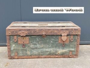Oude doorleefde groene hutkoffer / kist afm. 69 x 38 x 31