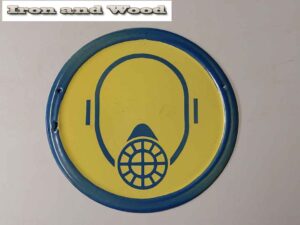 Vintage oud emaille industrieel geel donkerblauw bord gasmasker
