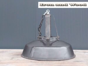Oude brocante zwarte emaille lamp met open bovenzijde