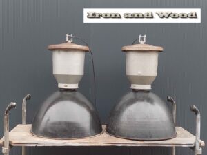 Grote industriele emaille zwarte oude stoere fabriekslampen