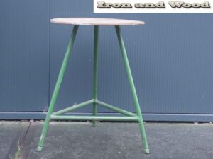 Vintage groene stalen oude kruk / bijzettafel