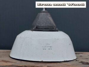 Witte emaille doorleefde oude hanglamp met smeedijzeren bovenzijde