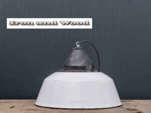 Witte emaille vintage brocante oude lamp met smeedijzeren bovenzijde