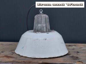 Vintage witte emaille oude lamp