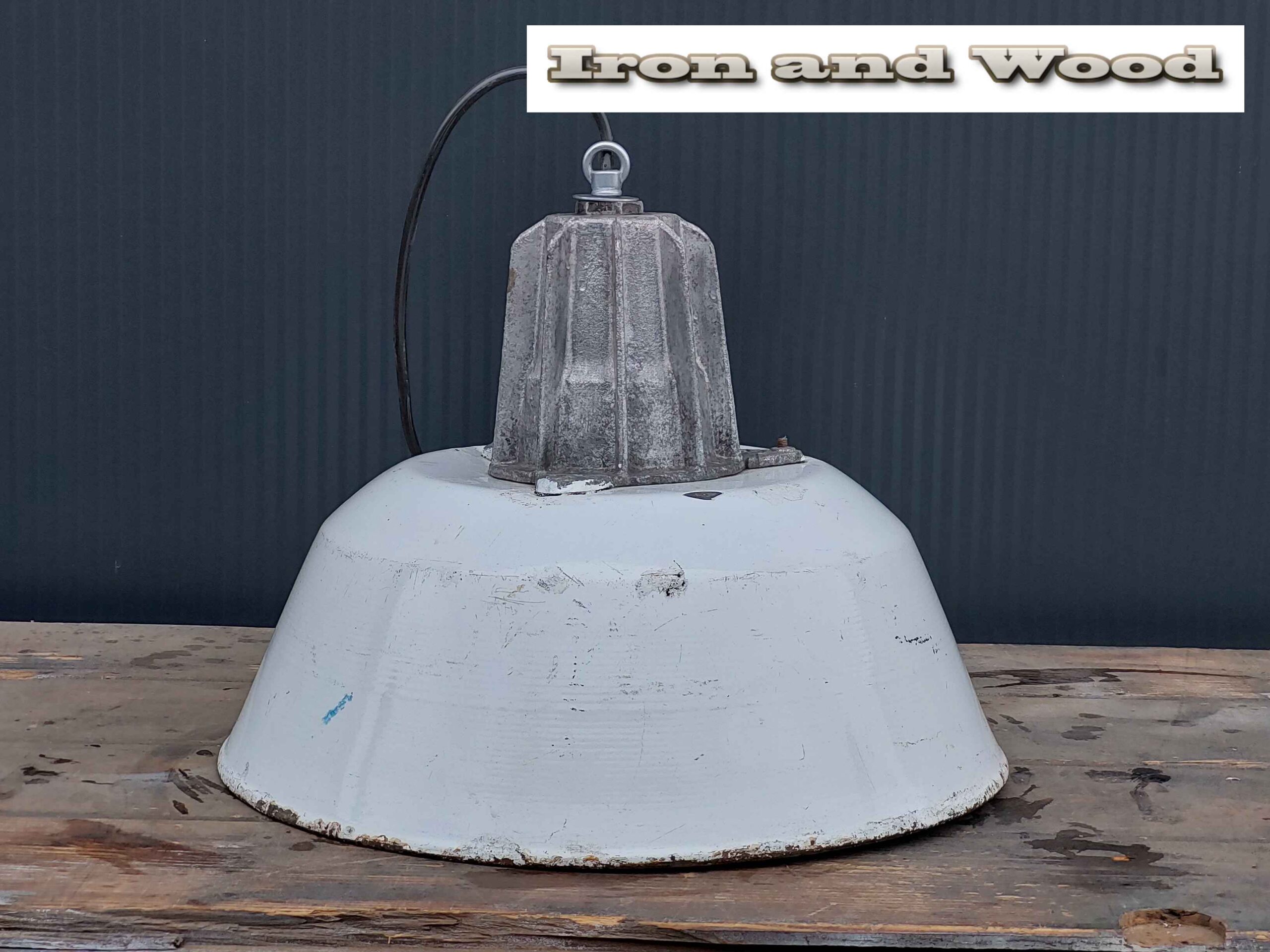 Vintage witte emaille oude lamp