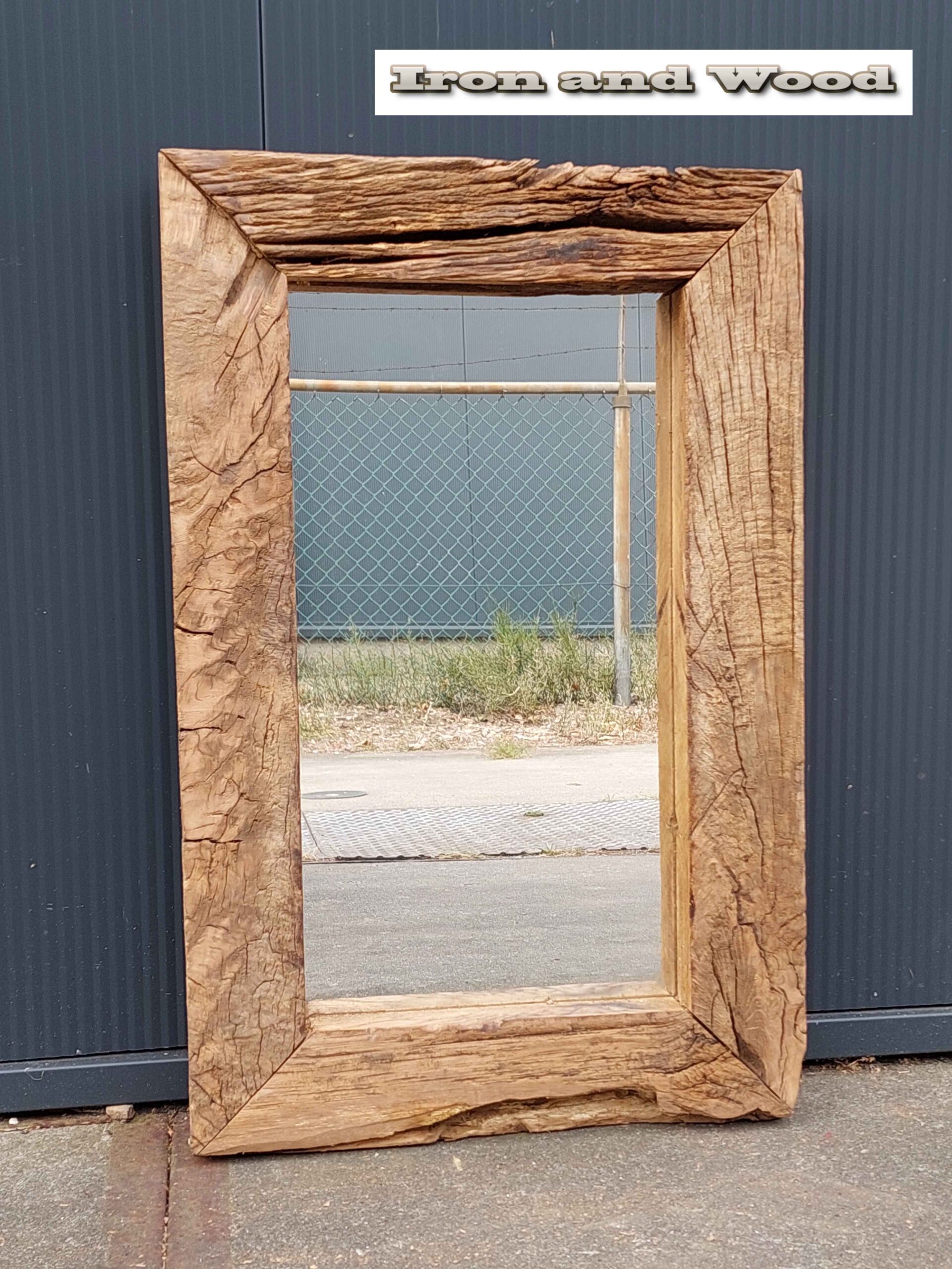 Spiegel van oude eiken wagondelen / wagonplanken , afm. 69 x 44 lijst 8,5 cm