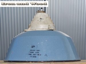 Oude vintage blauw grijze emaille lamp met smeedijzeren bovenzijde