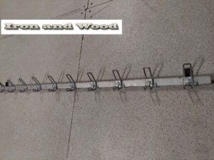 Oude metalen kapstok met 10 haken afm 150 x 10 cm