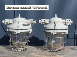 Oude industriele vintage grijze bully's / kooilampen