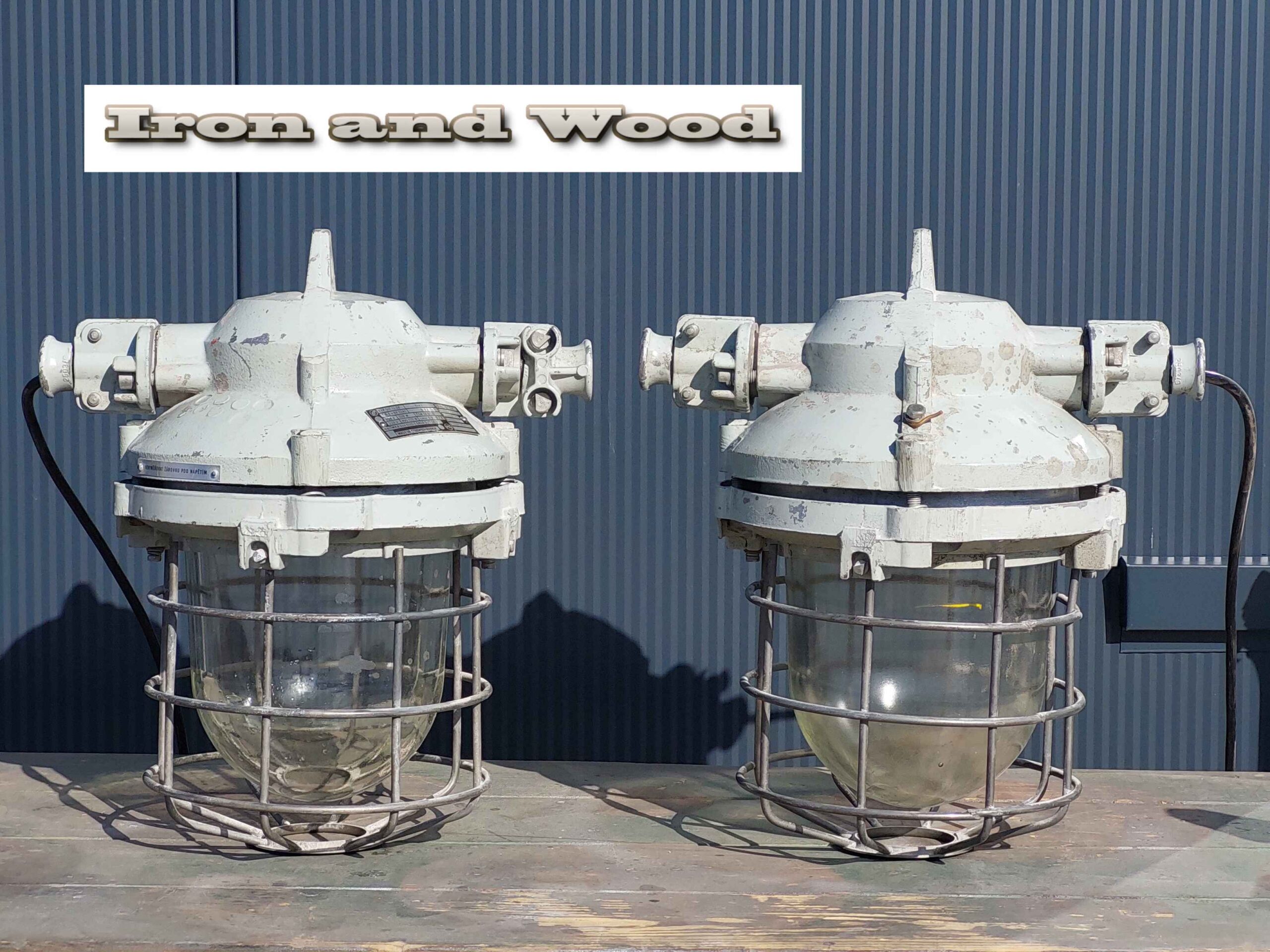 Oude industriele vintage grijze bully's / kooilampen
